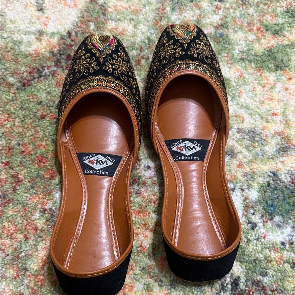Black and Gold Embroidered Flats size 41